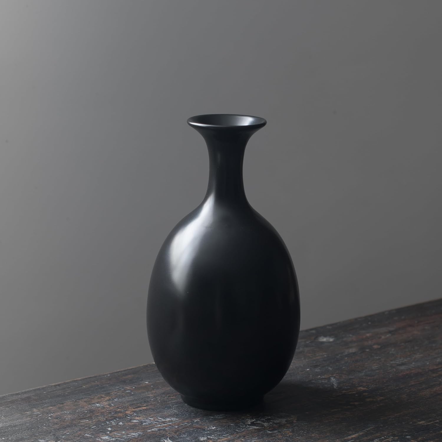 Black Ceramic Vase with Dried Flowers for Modern Decor